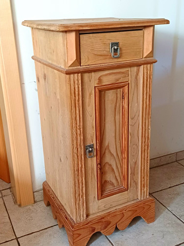 Holzschrank freistehend